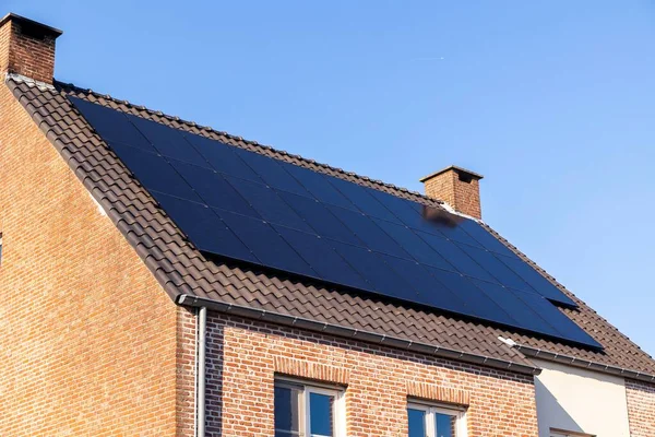 太陽光パネルでいっぱいの家の屋根の肖像画 太陽光パネルとタイルがあり 環境に優しい 生態系の緑のエネルギーによって駆動されます ストック写真