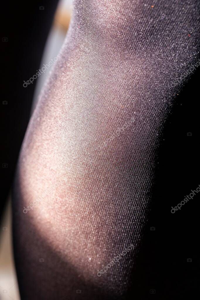 Un retrato de cerca de una pantorrilla y parte poplítea de una pierna