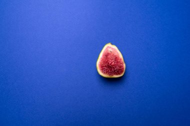 Pembe arka planda yarım olgunlaşmış incir