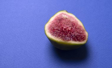 Pembe arka planda yarım olgunlaşmış incir