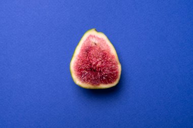 Pembe arka planda yarım olgunlaşmış incir