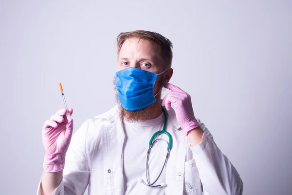 Ein Junger Arzt Maske Hält Eine Inzulin Spritze — Stockfoto