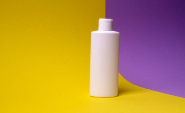 Renkli arkaplanda yüz veya el kremi paketleme