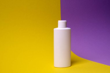 Renkli arkaplanda yüz veya el kremi paketleme