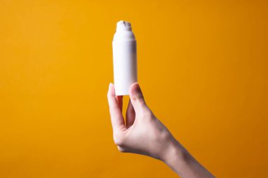 Kadın ellerinde losyon ya da el kremi paketi