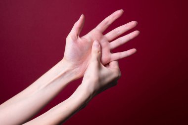 Kadın elini tutuyor - acı kavramı