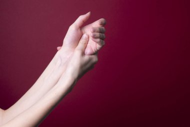 Kadın elini tutuyor - acı kavramı