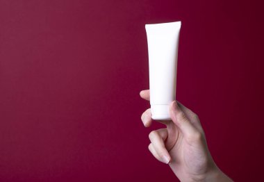 Kadın ellerine el kremi paketleme