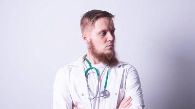 Gri arka planda laboratuvar önlüklü erkek doktor.