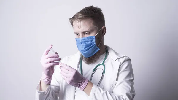 男性医師でラボコート上の灰色の背景 — ストック写真