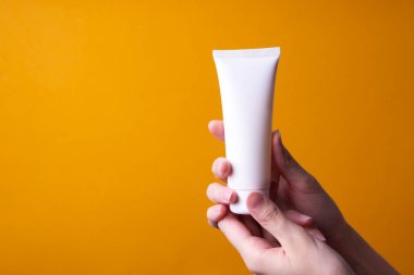 Kadın ellerine el kremi paketleme