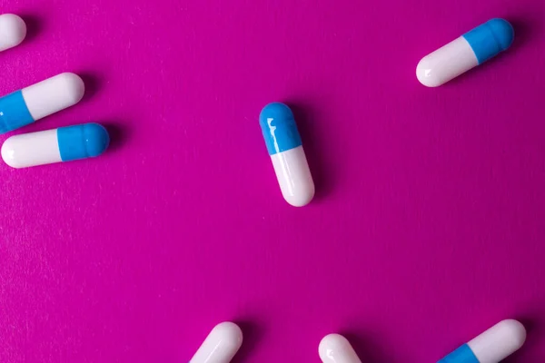 Białe Niebieskie Tabletki Ogólne Tło — Zdjęcie stockowe