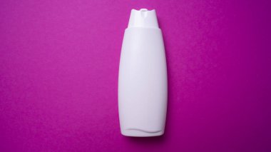 Mavi arka planda izole edilmiş şampuan ya da saç kremi şişesi.