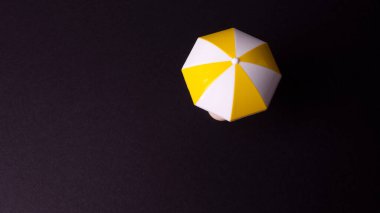 Siyah arkaplanda çok renkli plastik şemsiye