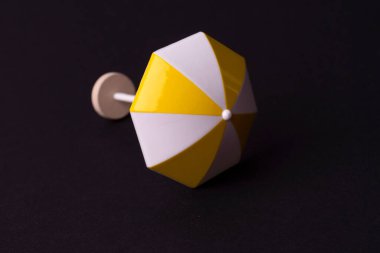 Siyah arkaplanda çok renkli plastik şemsiye