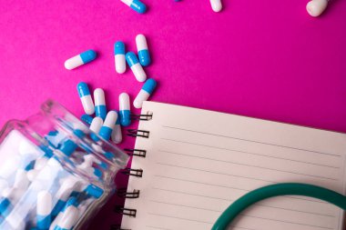 Renkli bir arkaplanda yazmak için tıbbi kayıt