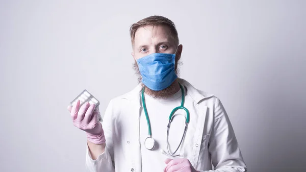 男性医師でラボコート上の灰色の背景 — ストック写真