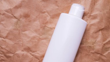 Renkli arka planda bir şişe losyon veya şampuan.