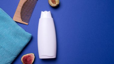 Renkli arka planda bir şişe losyon veya şampuan.