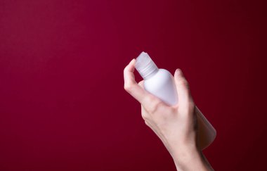 Kadın ellerinde losyon ya da el kremi paketi