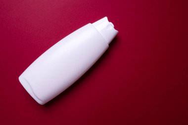 Renkli arka planda bir şişe losyon veya şampuan.