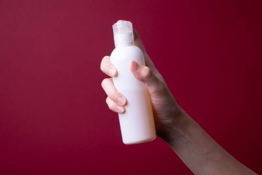 Kadın ellerinde losyon ya da el kremi paketi