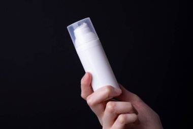 Kadın ellerinde losyon ya da el kremi paketi