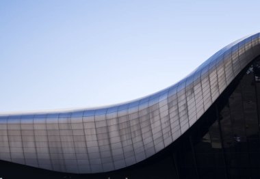 Şehir merkezinde modern bina, fütüristik mimari.