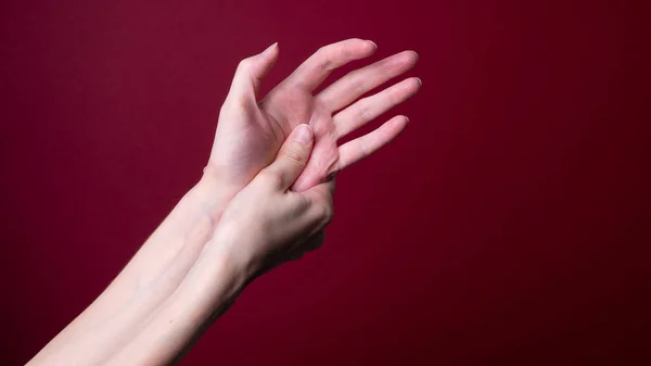 통증을 완화시키기 손으로 마사지를 — 스톡 사진