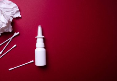 Buruna sprey sık. Yukarıdan görüntüle