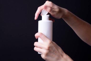 Kadın ellerinde losyon ya da el kremi paketi