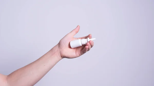 Mão Masculina Segurando Pulverização Nasal — Fotografia de Stock