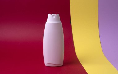 Şampuan veya saç kremi şişesi izole edilmiş.