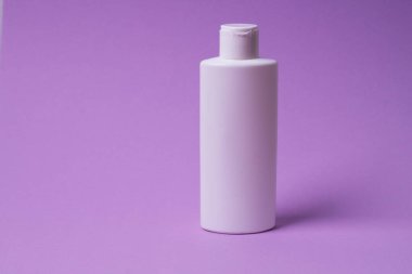 Şampuan veya saç kremi şişesi izole edilmiş.