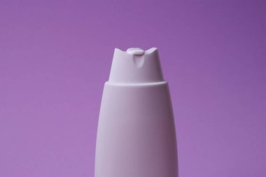 Şampuan veya saç kremi şişesi izole edilmiş.