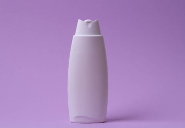 Şampuan veya saç kremi şişesi izole edilmiş.