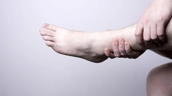 Lábfájdalom Lábfájdalommal Küzdő Férfi Lábgyógyászat — Stock Fotó
