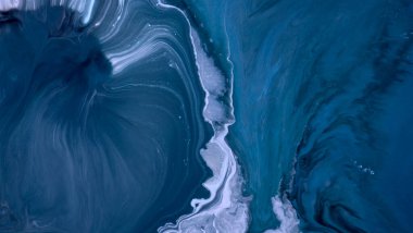 Sulu mürekkebin renkleri saydamdır. Soyut çok renkli mermer desen arkaplanı