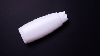 Siyah arka planda izole edilmiş şampuan ya da saç kremi şişesi.