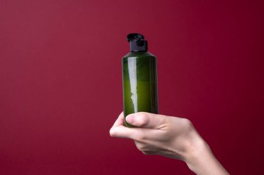 Kadın ellerinde losyon ya da el kremi paketi