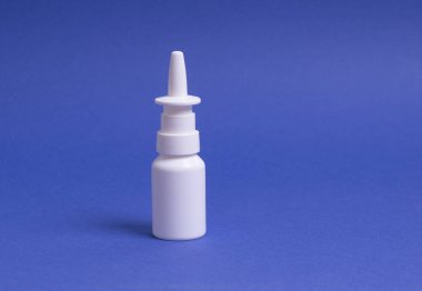 Mavi arka planda soğuk algınlığına karşı ilaçların paketlenmesi