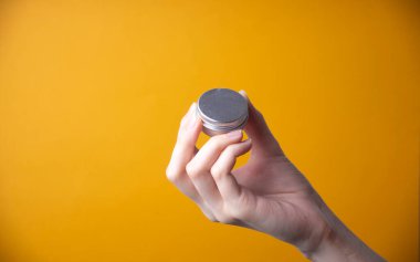 Kadın ellerine el kremi paketleme