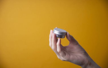 Kadın ellerine el kremi paketleme