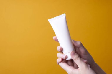 Kadın ellerine el kremi paketleme