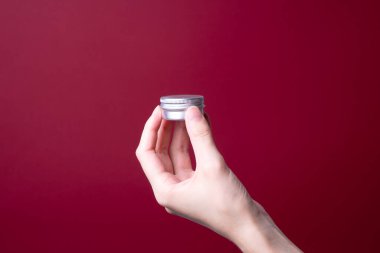 Kadın ellerine el kremi paketleme