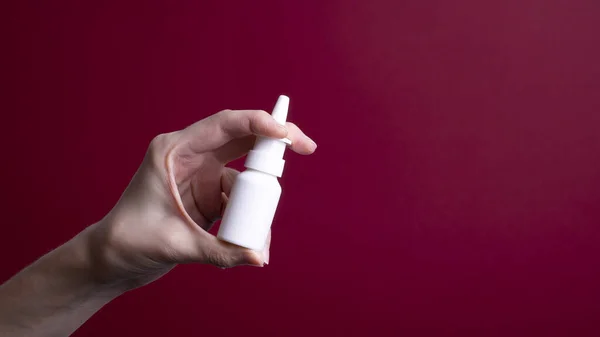 Mão Feminina Segurando Pulverização Nasal — Fotografia de Stock