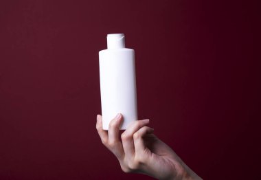 Kadın ellerinde losyon ya da el kremi paketi