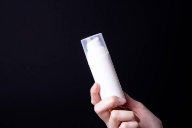 Kadın ellerinde losyon ya da el kremi paketi