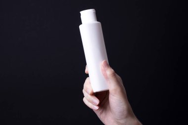 Kadın ellerinde losyon ya da el kremi paketi