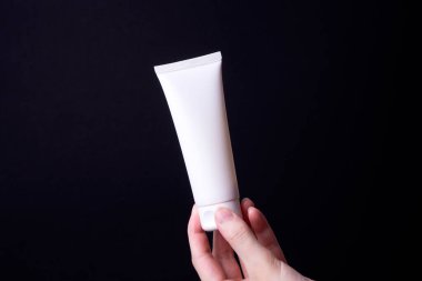 Kadın ellerinde losyon ya da el kremi paketi